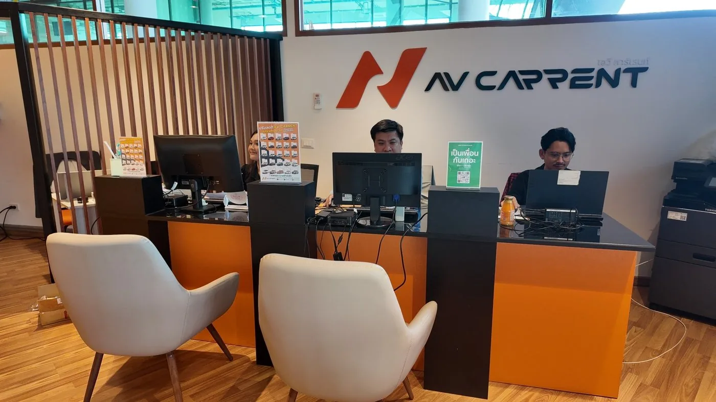 ทีมงาน AV Carrent ที่เคาน์เตอร์โชว์รูม